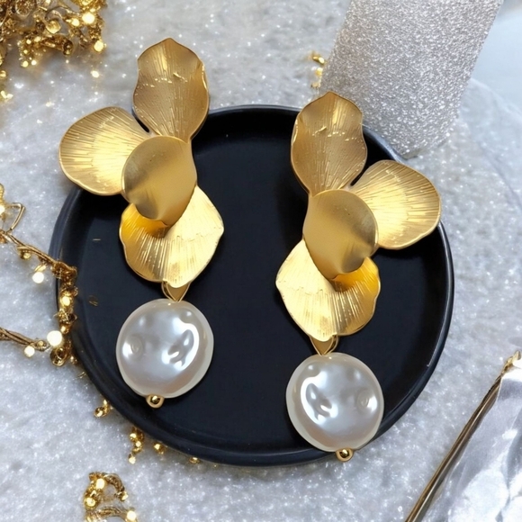 🆕️Golden Blooms & Pearl Drops Vintage Dangle Earrings Dainty Timeless Elegance - Picture 1 of 10